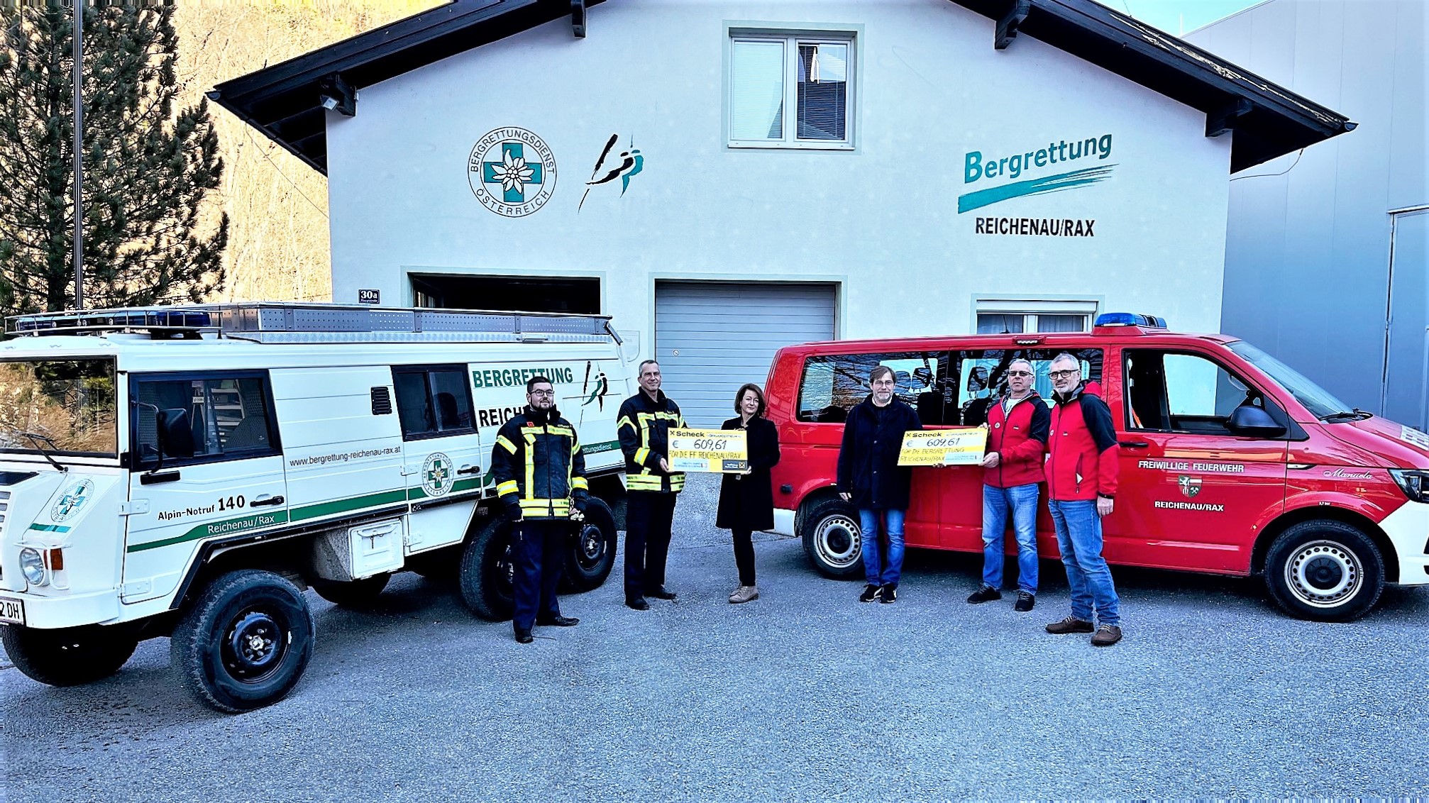 Theatergruppe Payerbach überreichte Spendenschecks an Reichenauer Bergrettung und Feuerwehr
