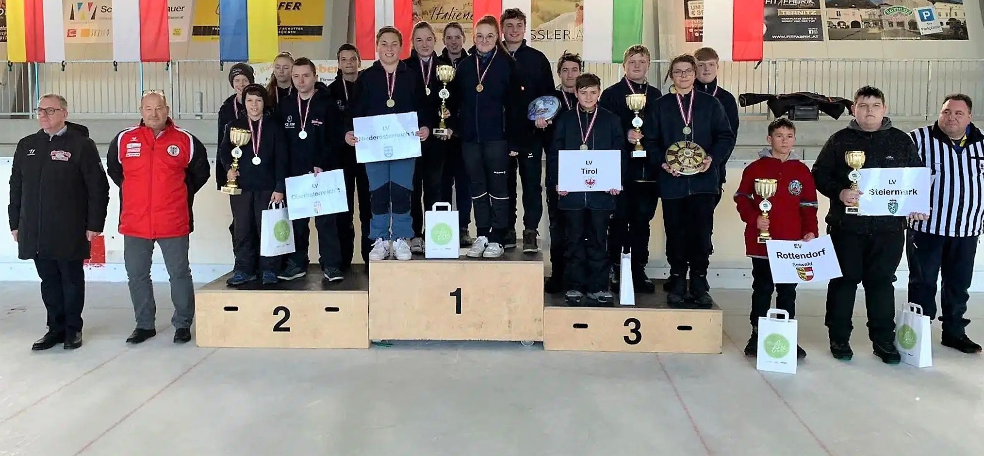 In der Ternitzer Kunsteisarena gab es Heimgold für Niederösterreichs U16 StocksportlerInnen