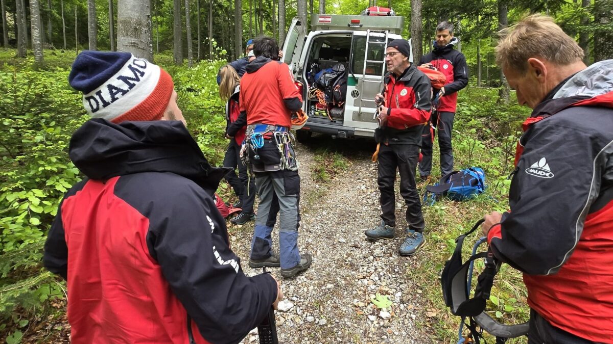 Einsatz-Nummer-6-am-Alpenvereinsteig-f-r-die-Reichenauer-Bergrettung-zwei-v-llig-unzureichend-ausger-stete-Frauen-20-wurden-geborgen