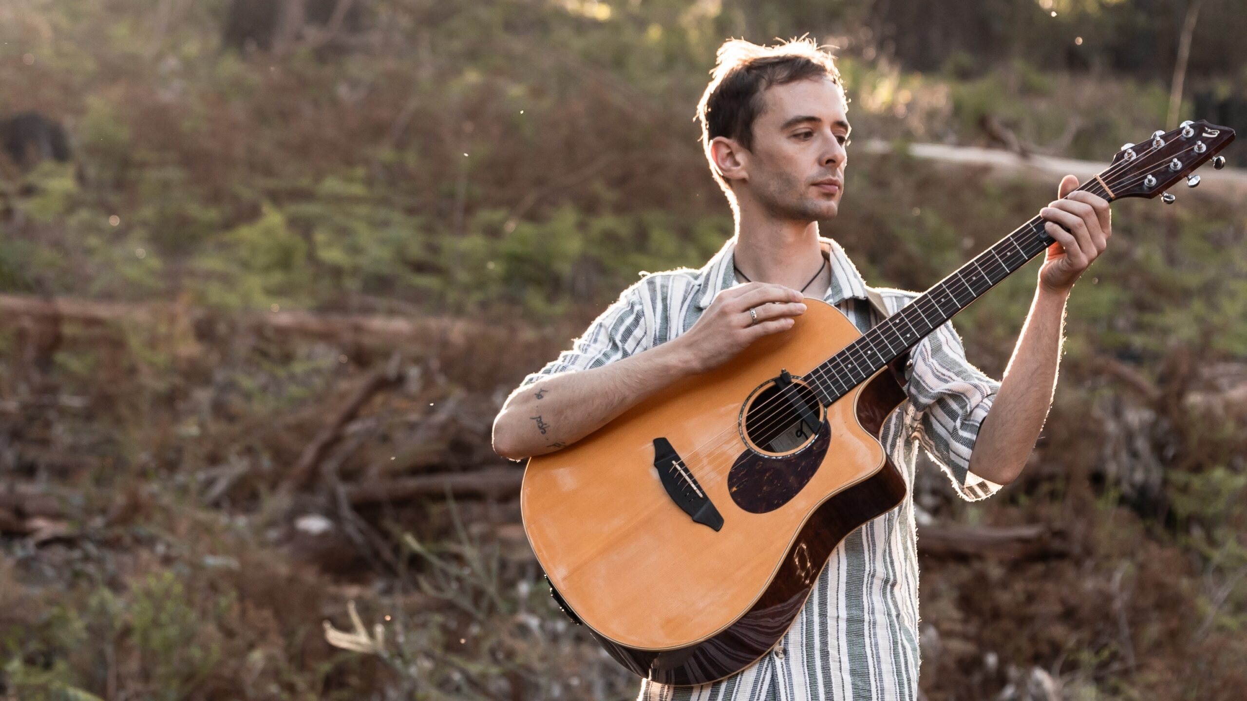 Der SCHWARZATALER TiPP von der SCHEiBENWELT: Wunderbares Songwriting aus Südafrika auf ‚Lightwoven‘, der neuen Silberscheibe von Werner Bekker