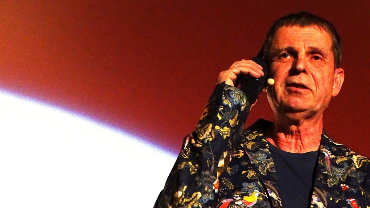 Manfred-Spies-erz-hlt-seine-Geschichten-aus-dem-Hinterhalt-am-9-November-im-Reichenauer-Kulturschloss