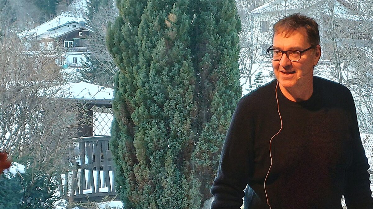 Volles-Haus-und-begeistertes-Publikum-bei-der-Lesung-von-Herbert-Hirschler-im-Raxalpenhof-in-der-Prein