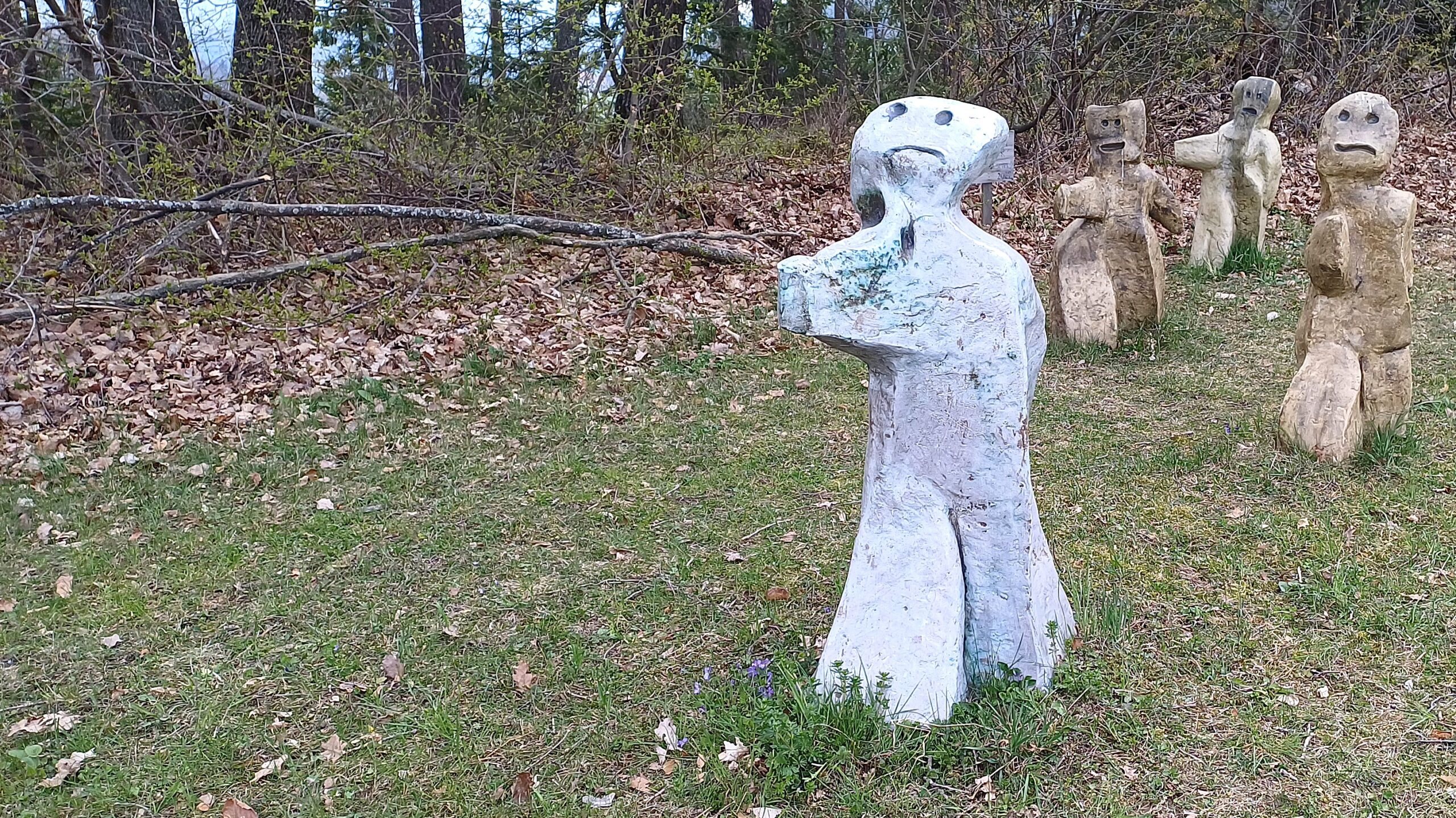 Das sonnige Wetter lockte zahlreiche Künstlerinnen und Künstler zum ‚full house‘ in das Gut Gasteil