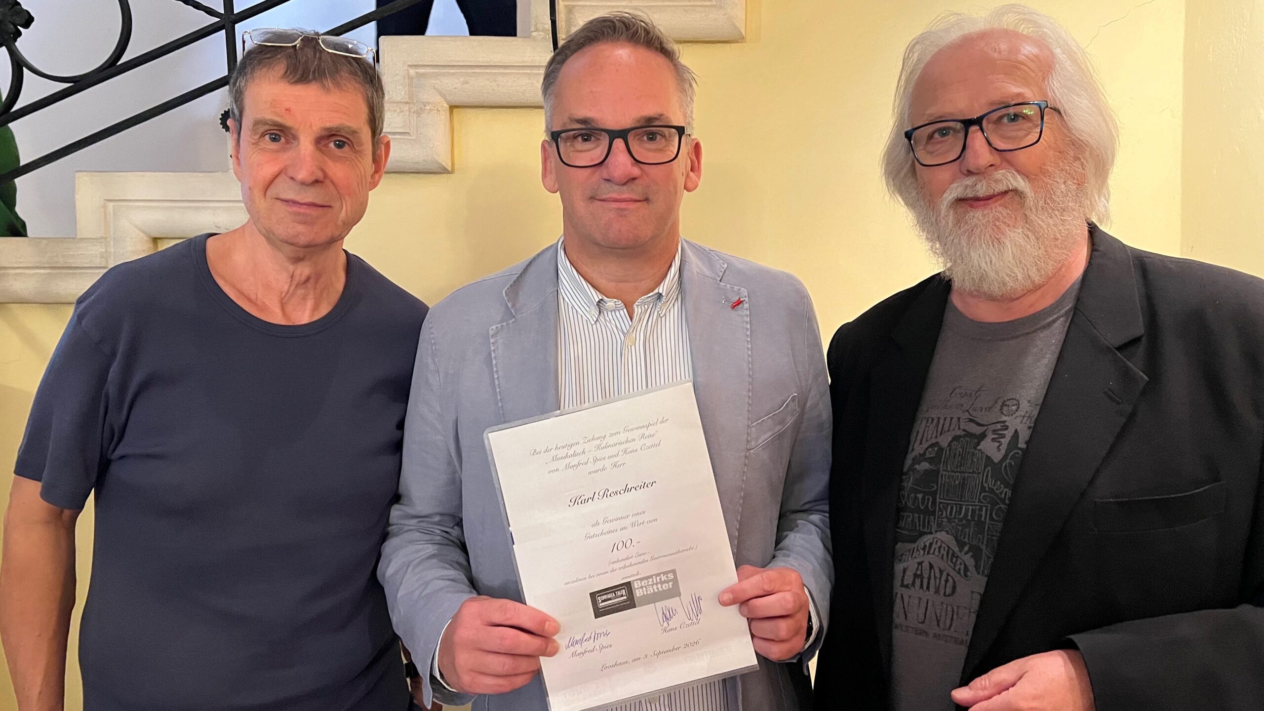 Glücksengerl Markus zog beim Abschluss der kulinarisch-musikalischen Sommerreise im Looshaus am Kreuzberg das Los von Karl Reschreiter