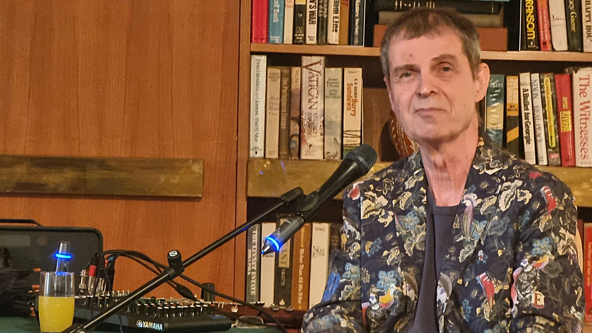 Manfred Spies erzählt seine ‚Geschichten aus dem Hinterhalt‘ am Samstag im Pfarr- und Gemeindezentrum Walpersbach